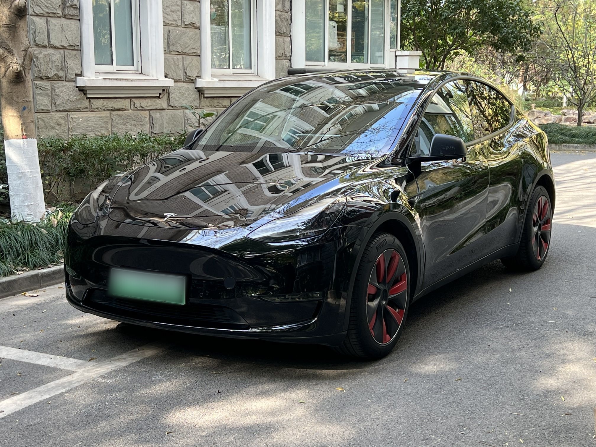 Под передней частью автомобиля