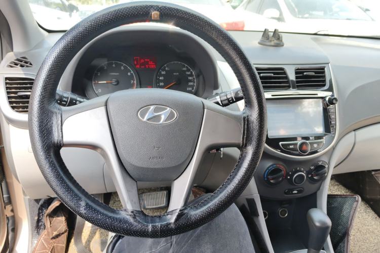 Used Hyundai Verna (older generation) 2014 1.4L Automatic Smart GLS Center Console