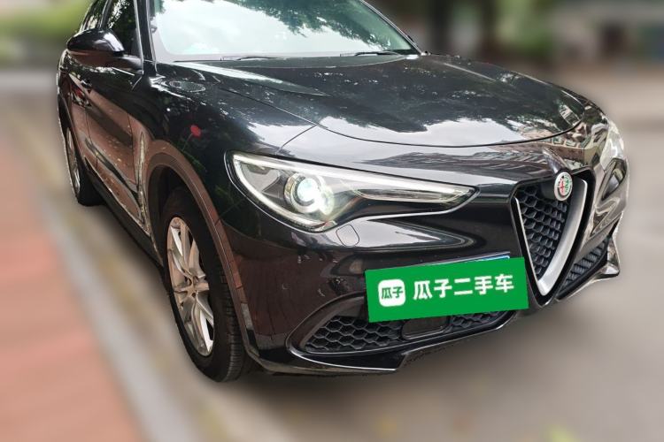 Used Alfa Romeo Stelvio 2017 2.0T 200HP Luxury Edition Front Right 45 Deg
