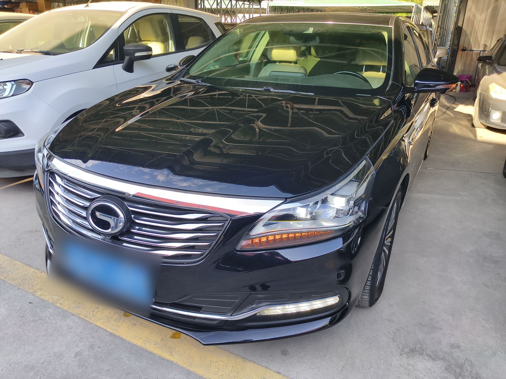 تحت مقدمة السيارة