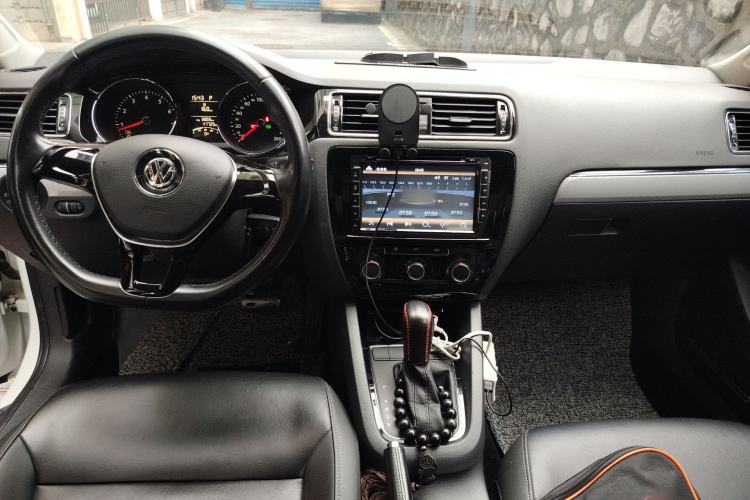 Used Volkswagen Sagitar 2015 1.6L Automatic Comfort Model Center Console