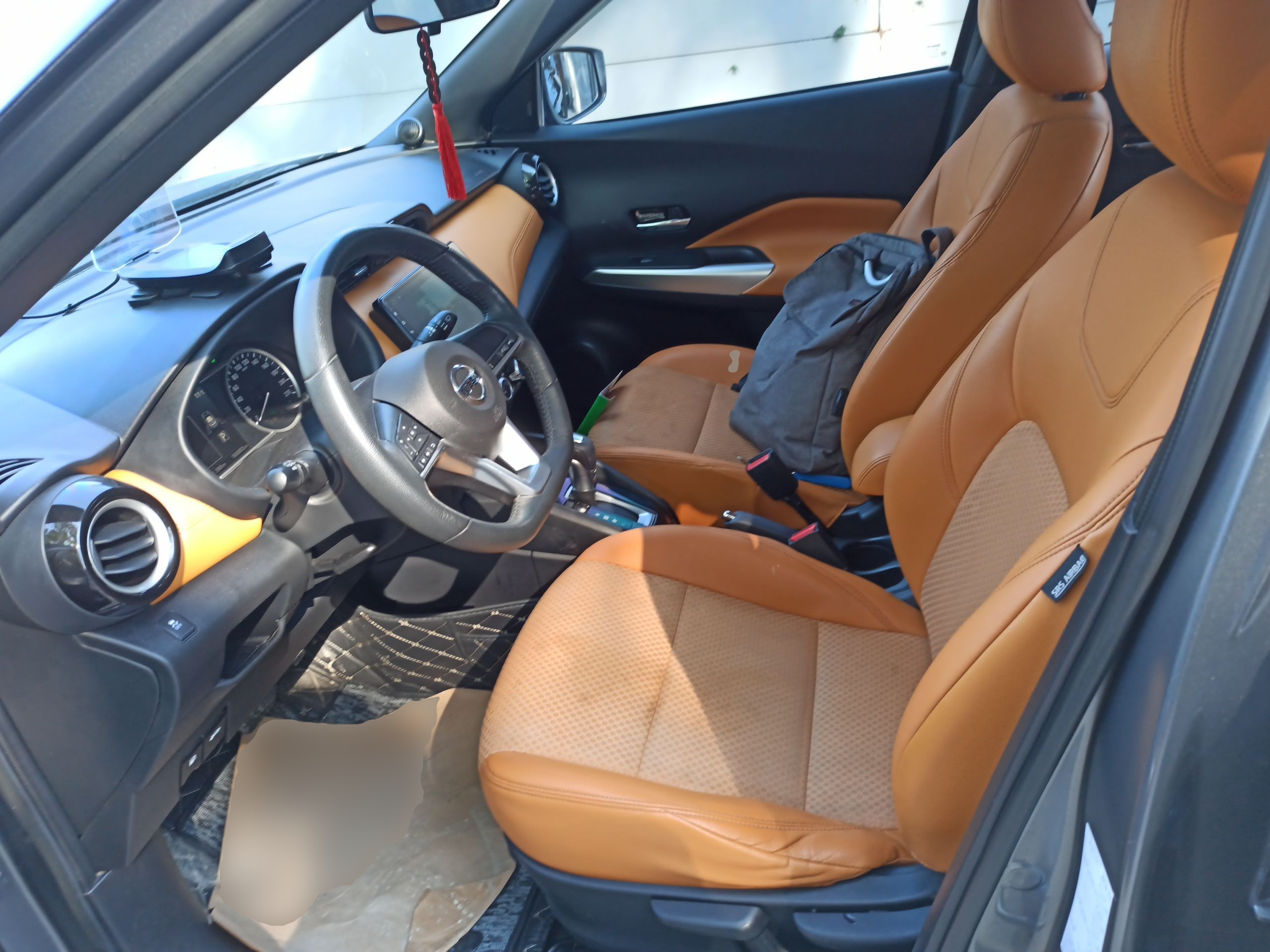 المقاعد الأمامية داخل السيارة