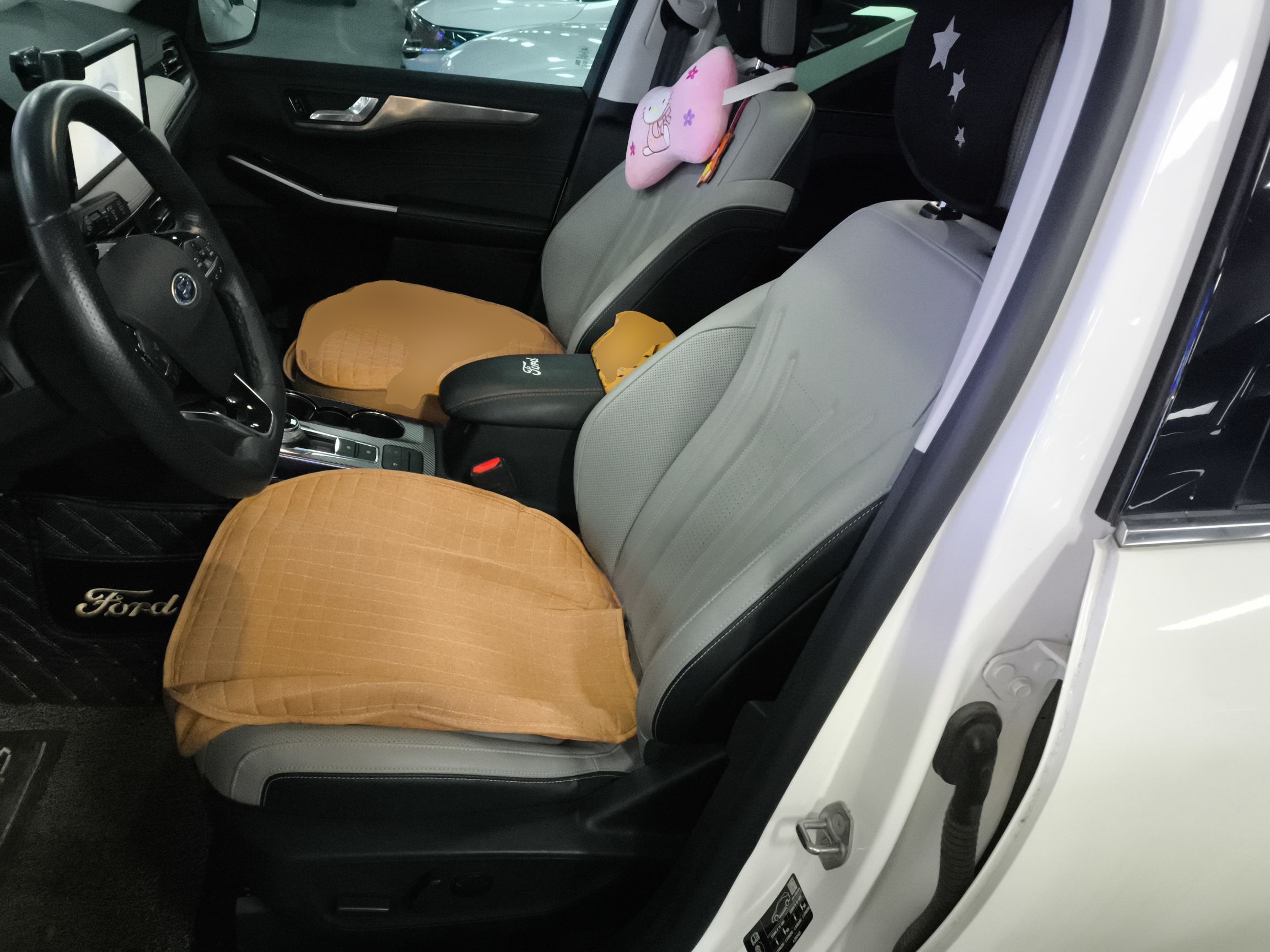 المقاعد الأمامية داخل السيارة