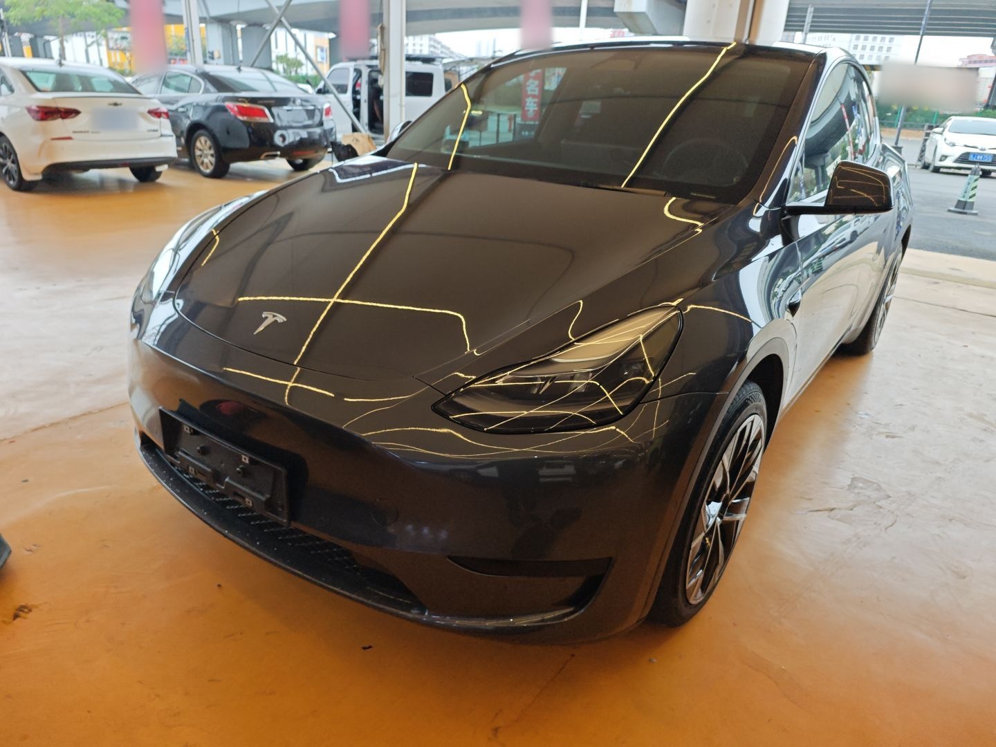 تحت مقدمة السيارة