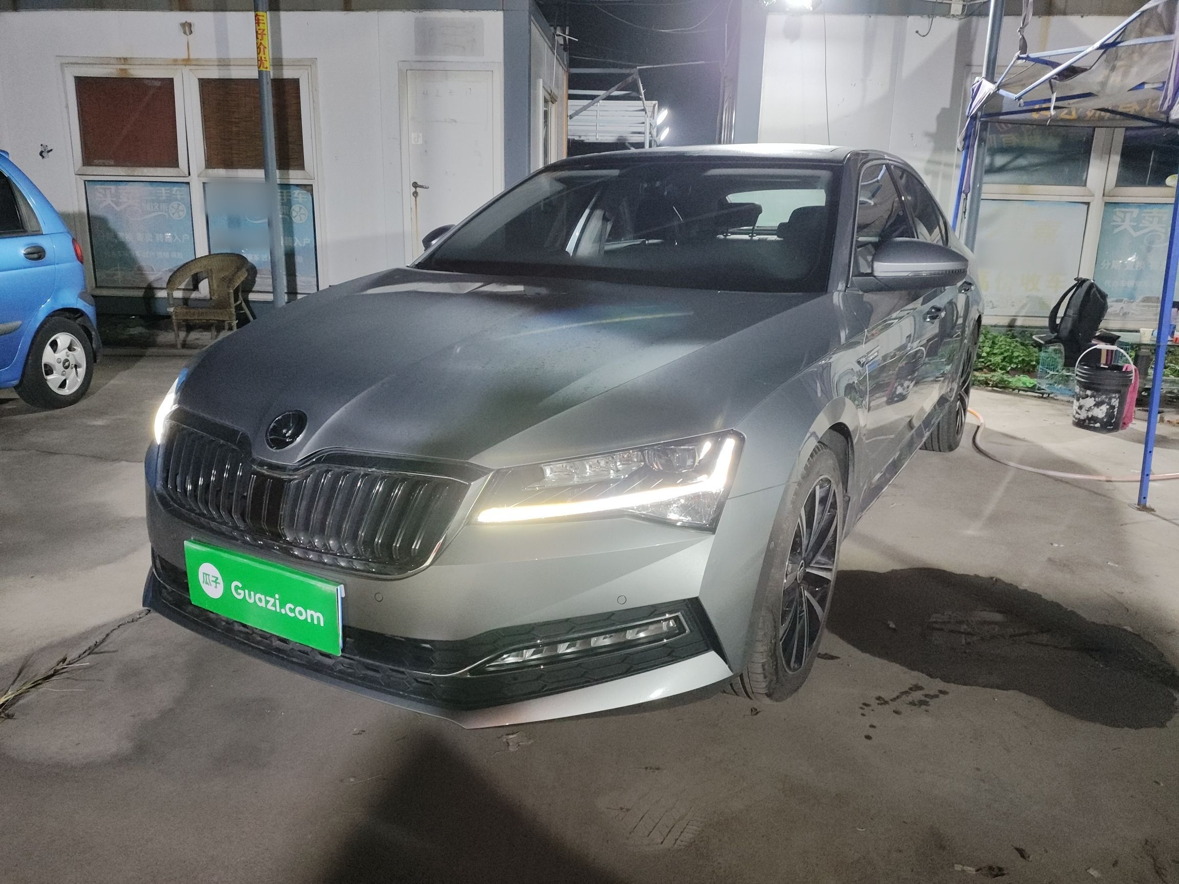 تحت مقدمة السيارة