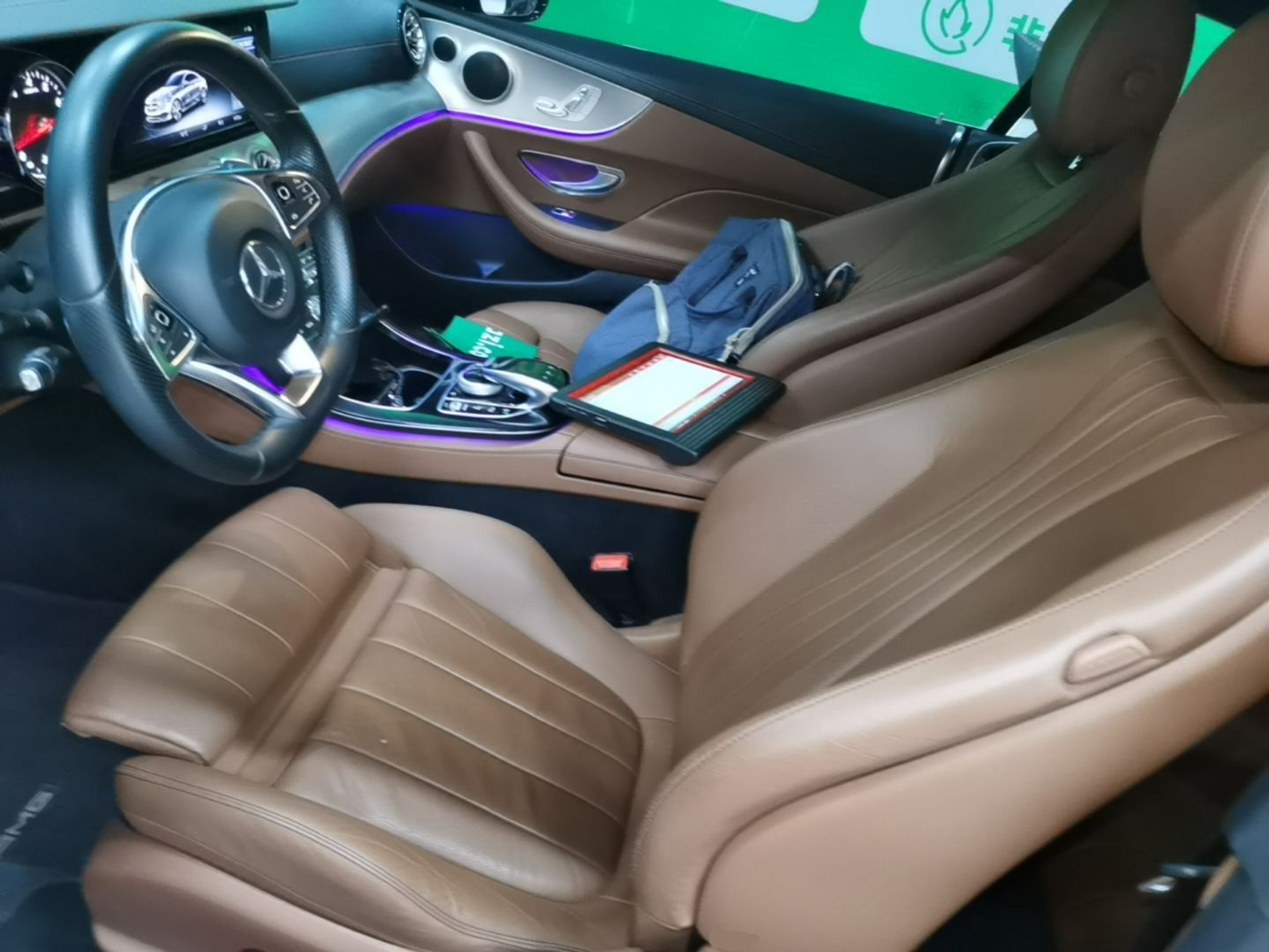 المقاعد الأمامية داخل السيارة