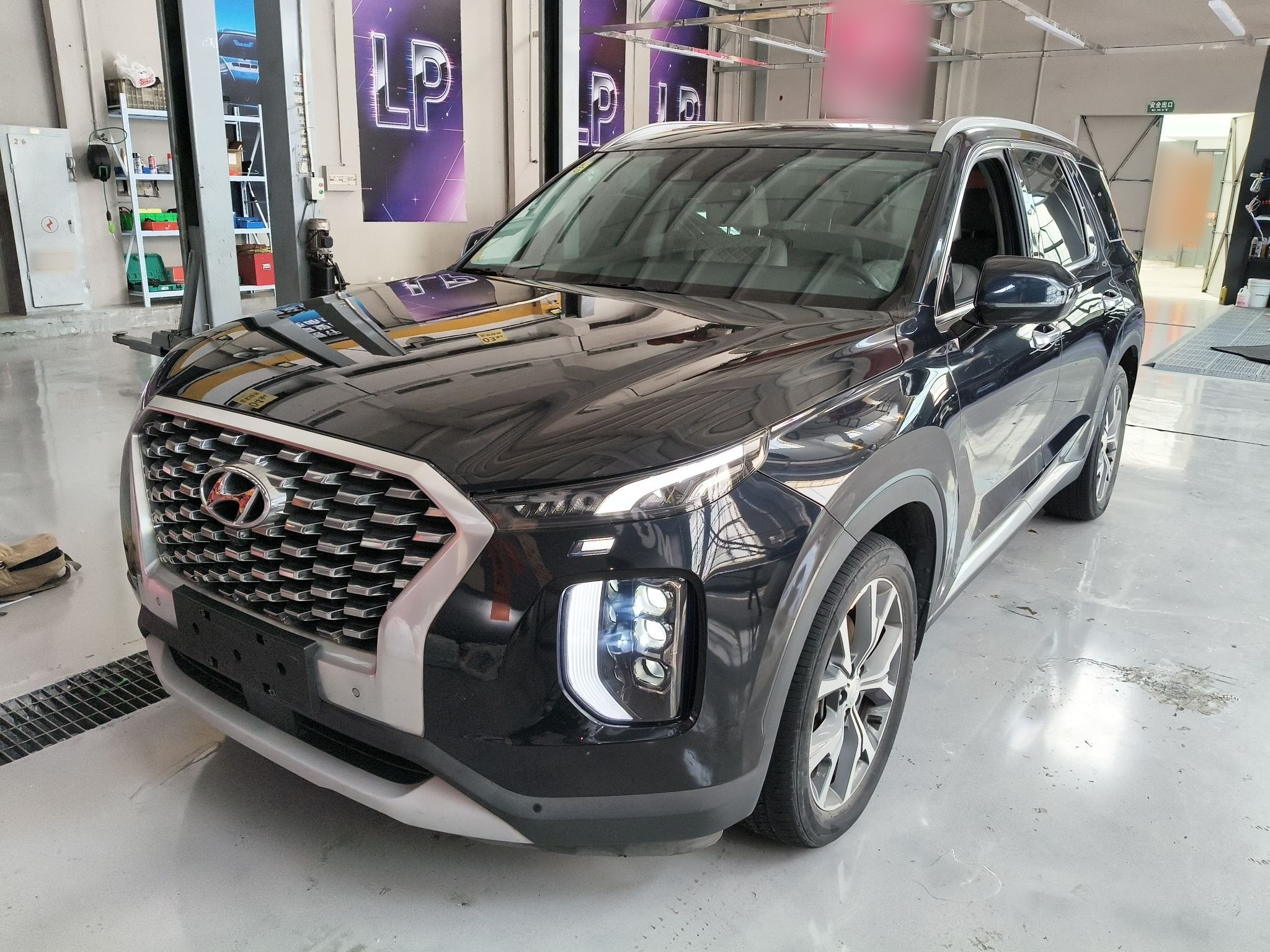 Под передней частью автомобиля