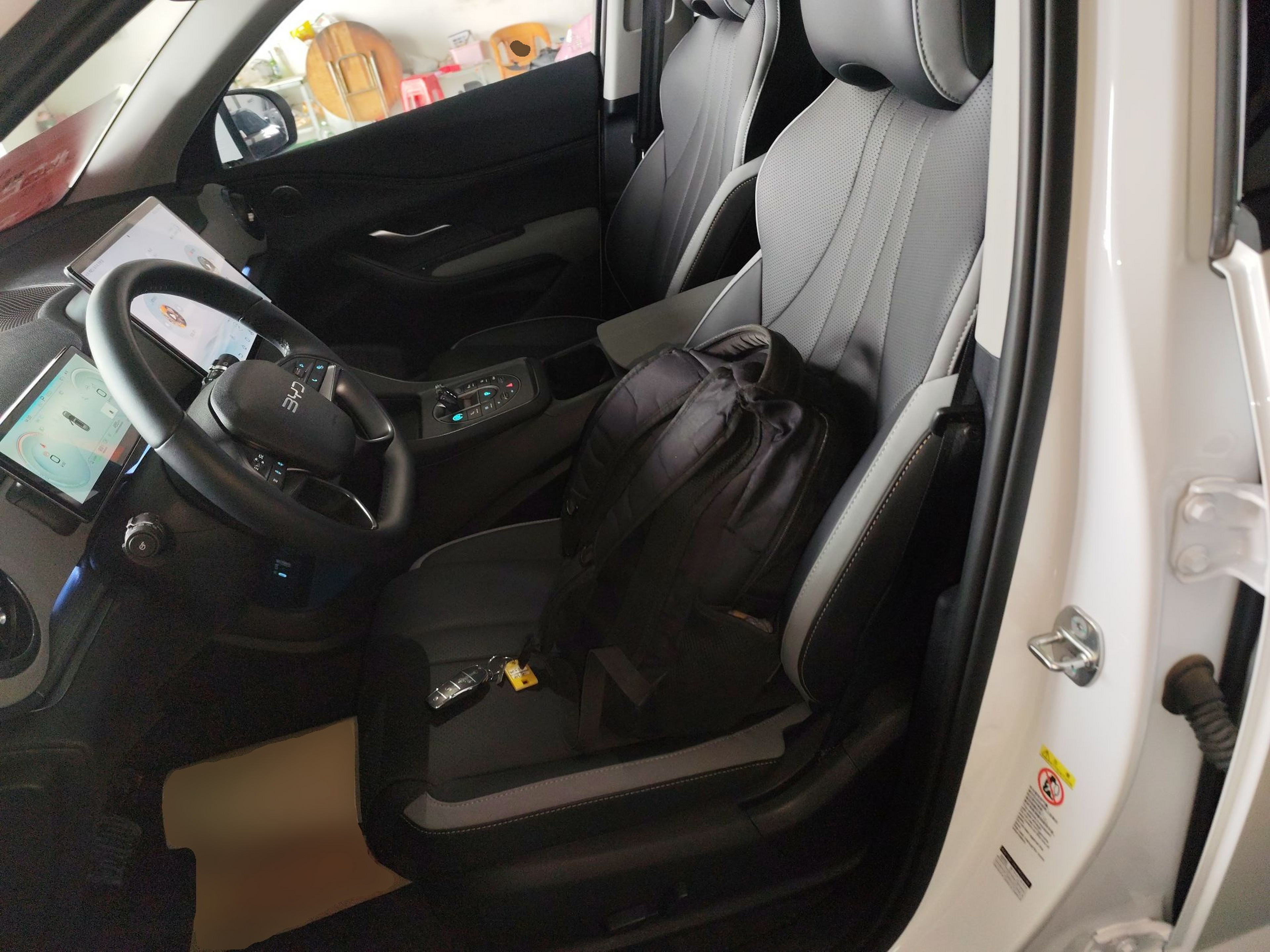 المقاعد الأمامية داخل السيارة