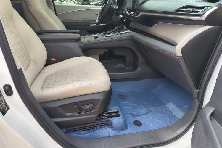 Used Toyota Granvia 2023 2.5L Hybrid Comfort Edition Right Front Seat