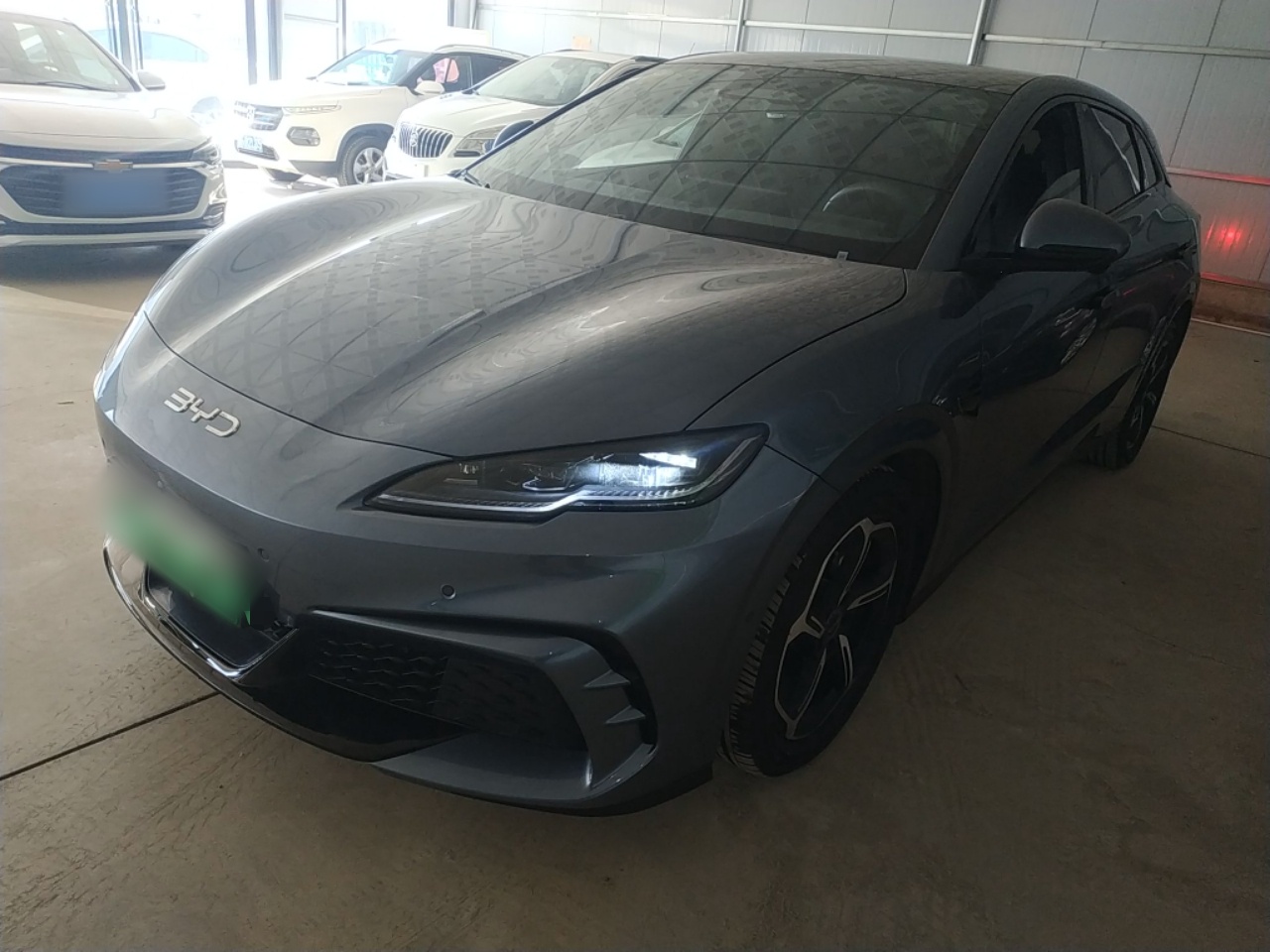 Под передней частью автомобиля