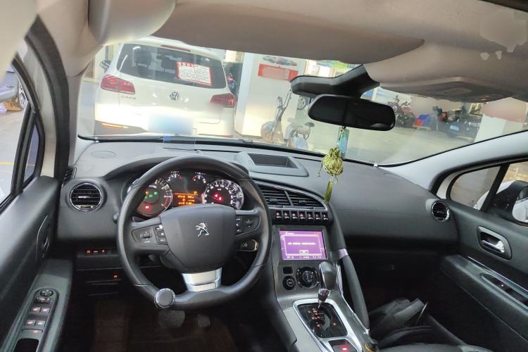 Used Peugeot 3008 2016 1.6THP Automatic Prestige Edition Center Console