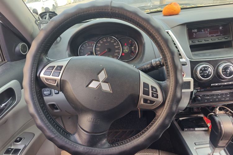 Used Mitsubishi Pajero Sport 2013 3.0L Automatic 4x4 Executive Edition Steering Wheel