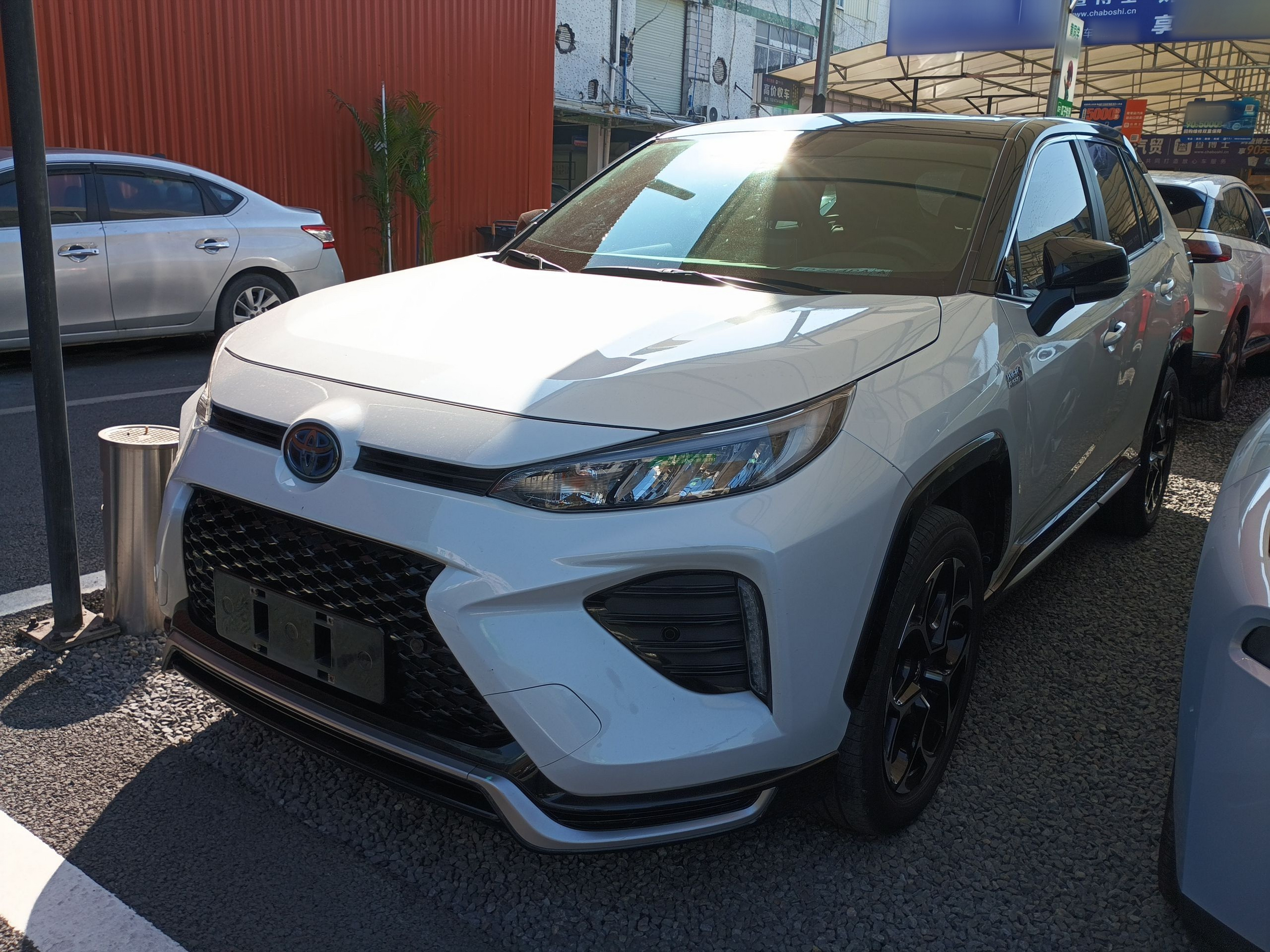 Под передней частью автомобиля