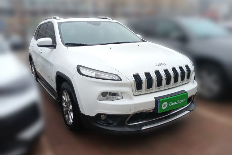 Used Jeep Cherokee 2017 2.0L Superior Edition Front Right 45 Deg