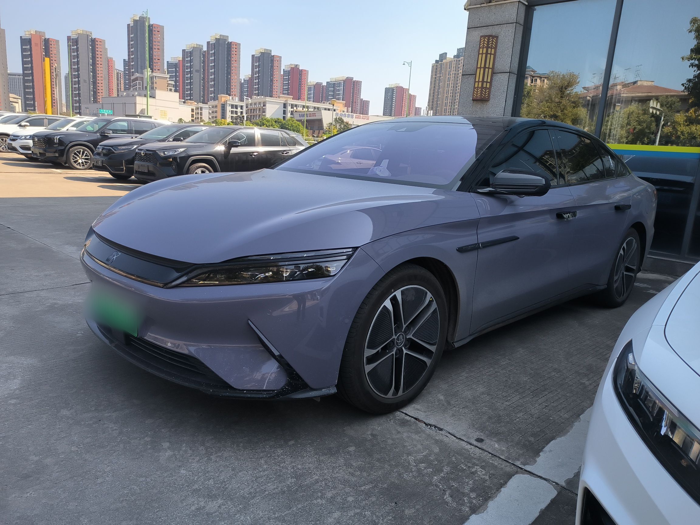 Под передней частью автомобиля