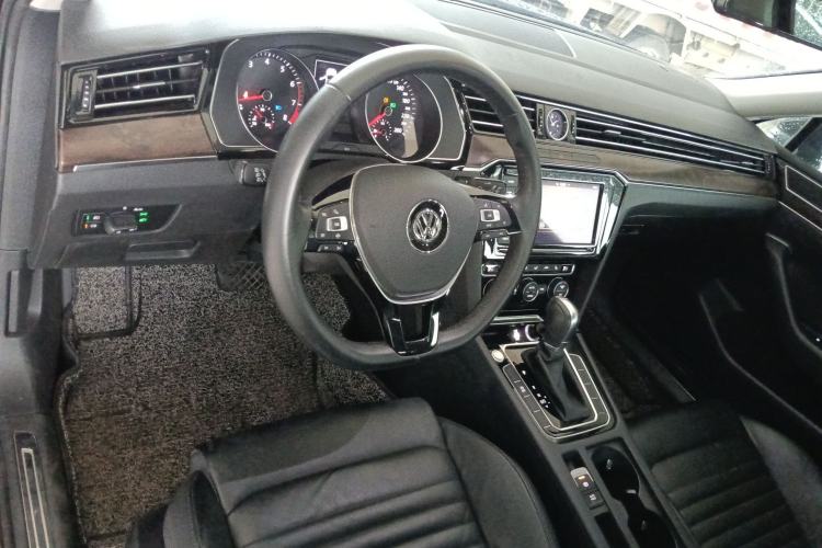 Used Volkswagen Magotan 2019 330TSI DSG Luxury Version China VI Standard Center Console