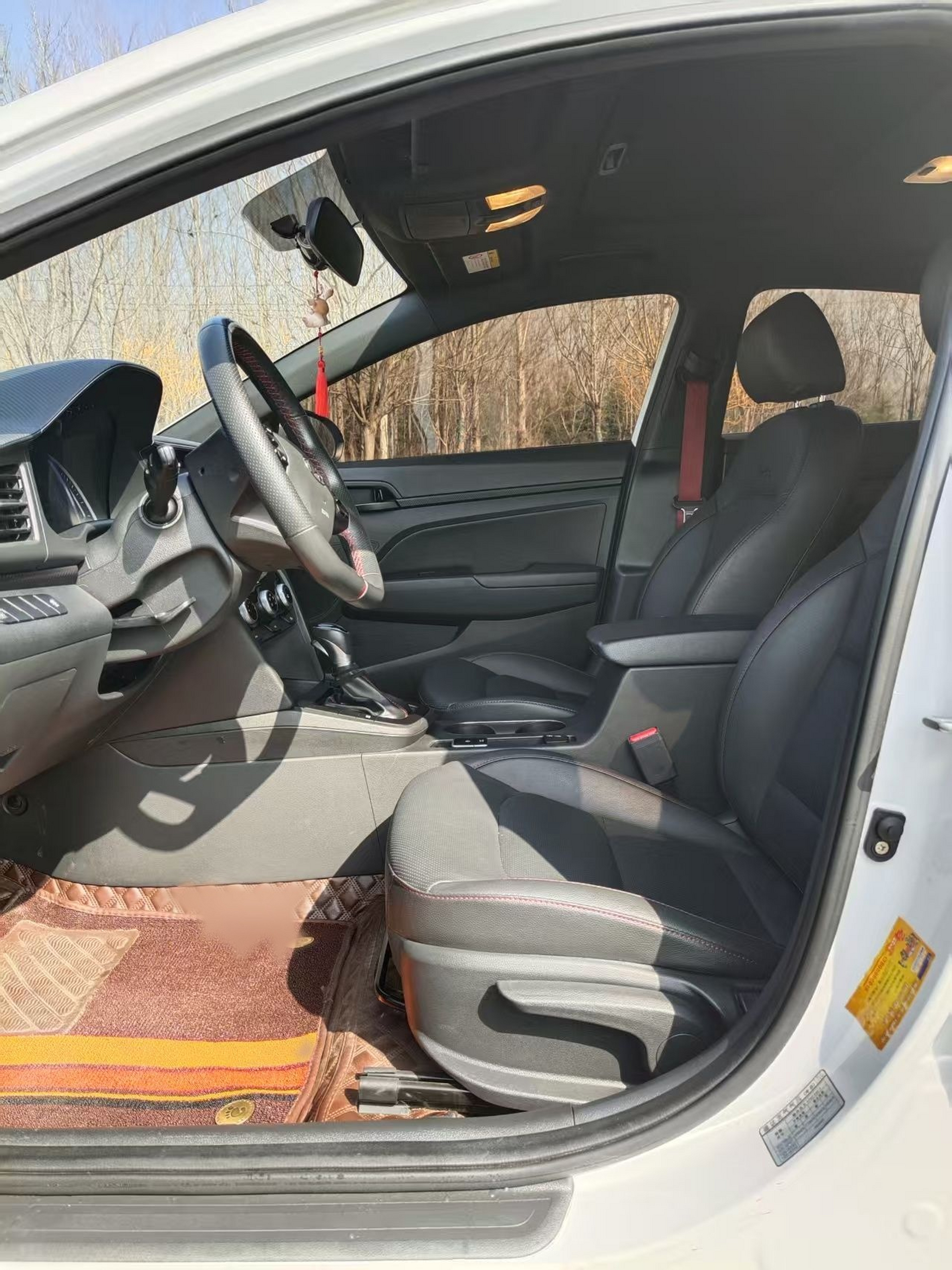 المقاعد الأمامية داخل السيارة