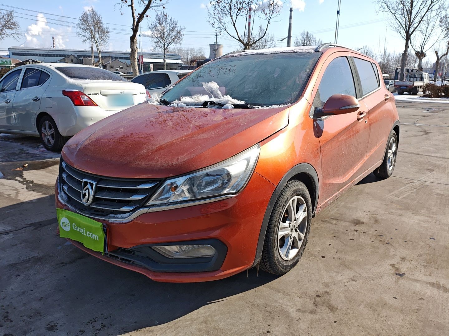 تحت مقدمة السيارة