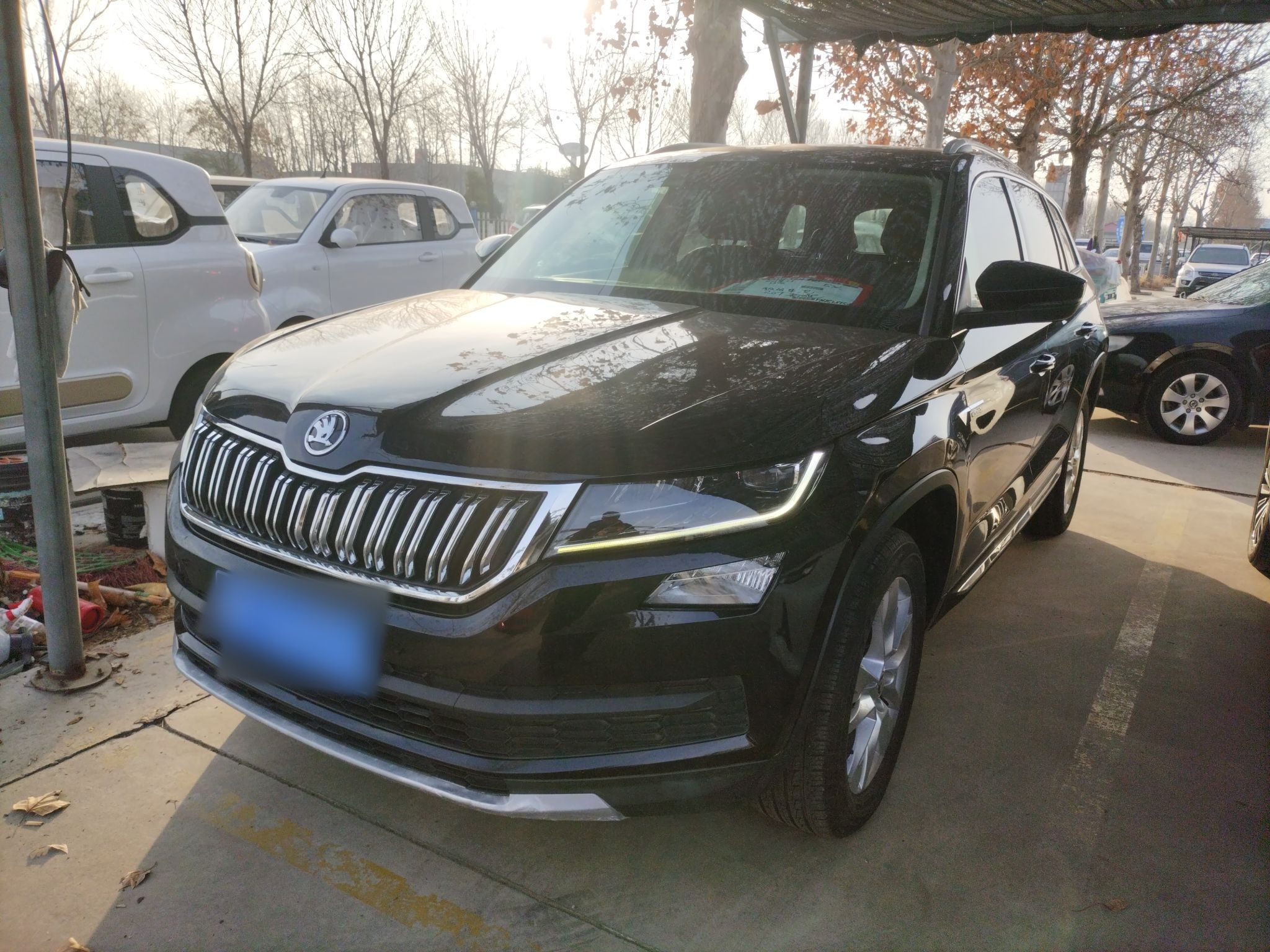 Под передней частью автомобиля