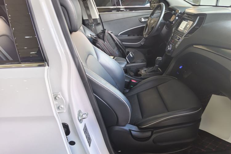 Used Hyundai Santa Fe 2017 2.0T Automatic Two-Wheel Drive Smart Version 7 Seats