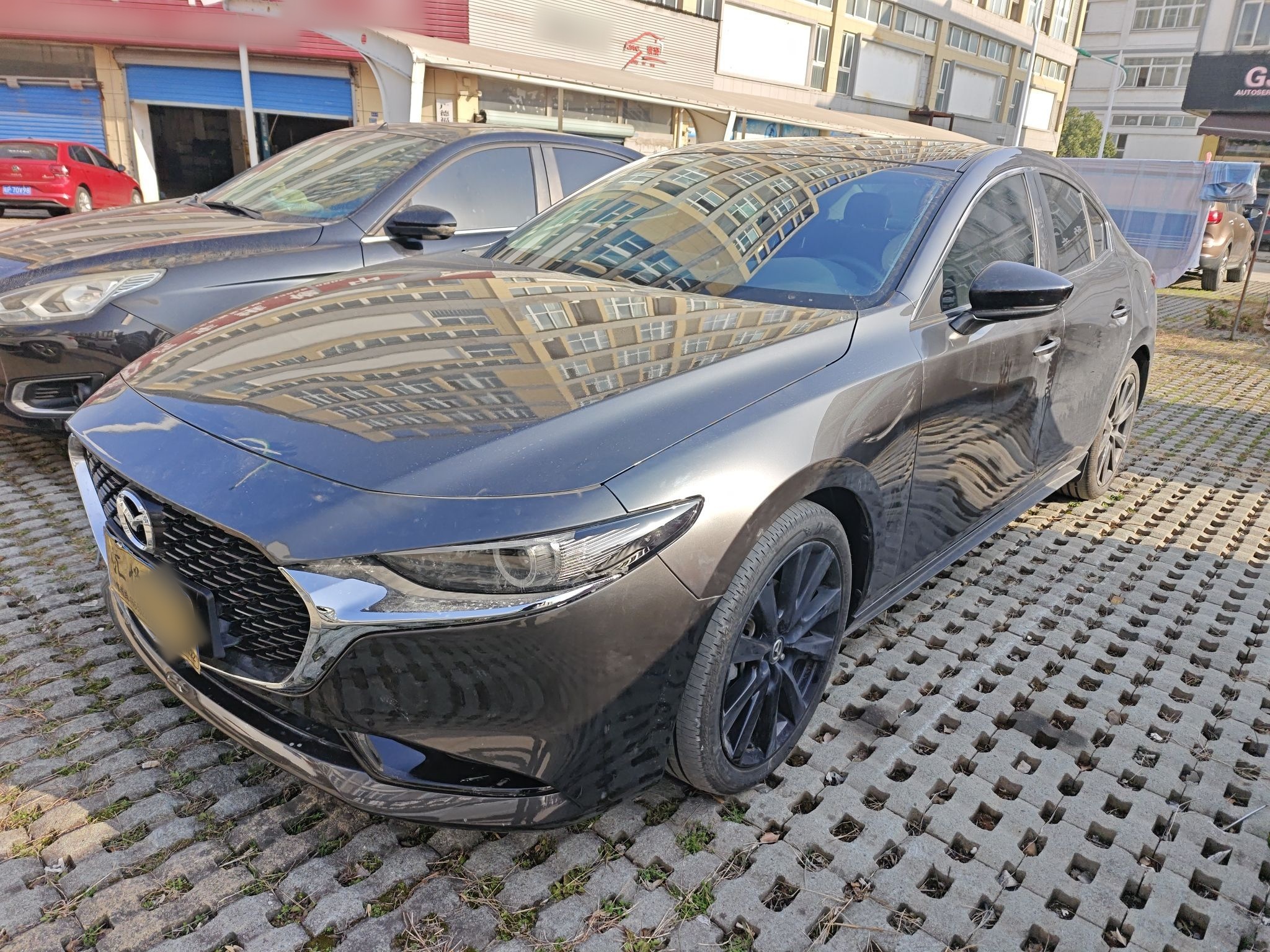 Под передней частью автомобиля