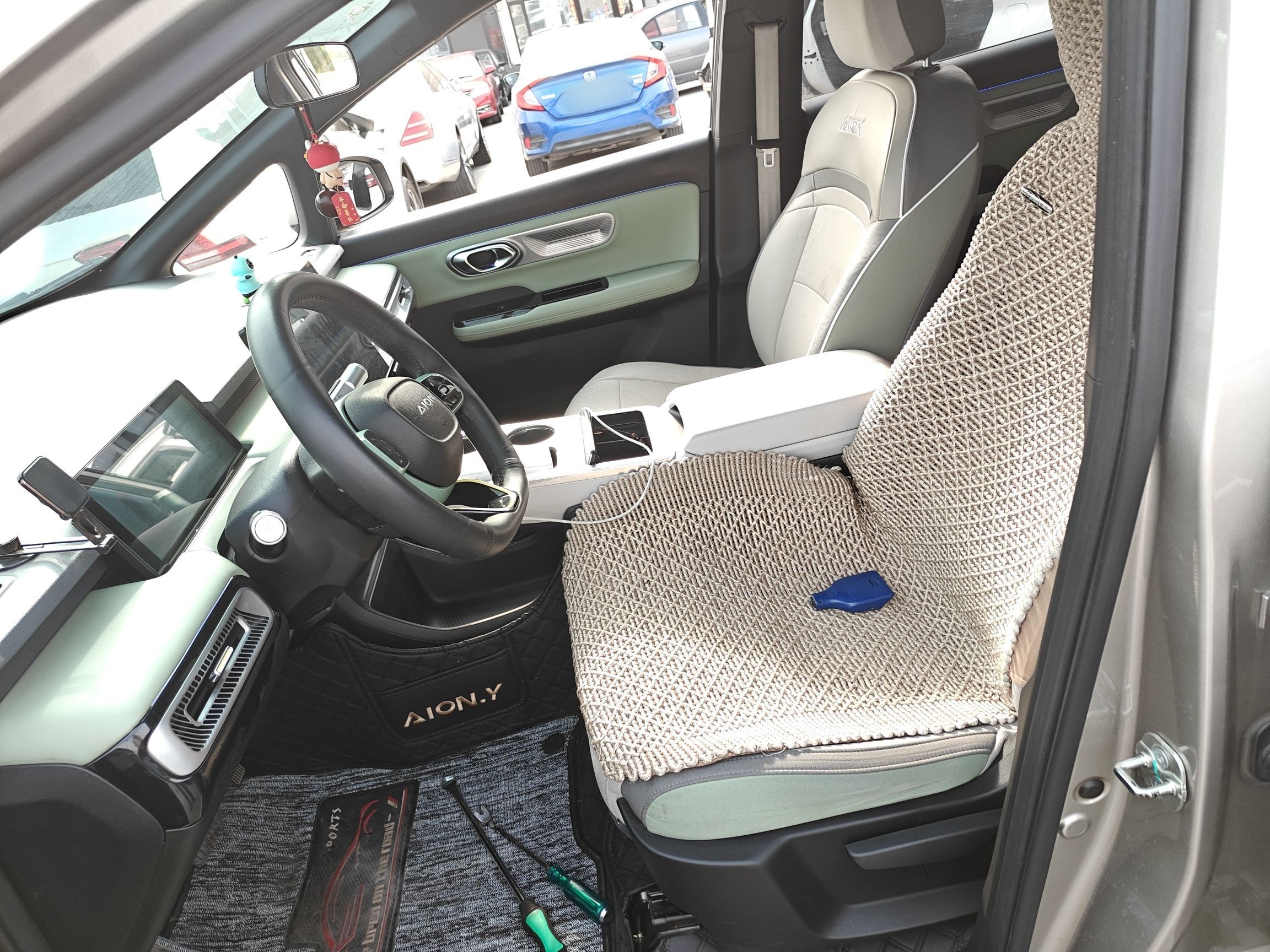 Переднее сиденье в автомобиле