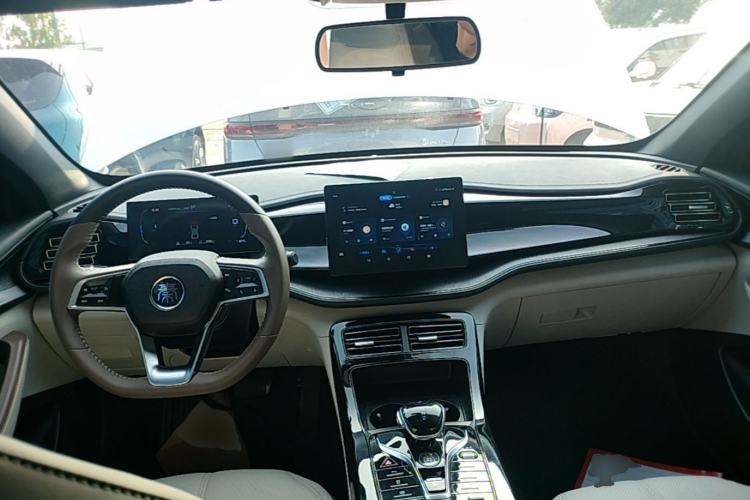 Used BYD Qin PLUS 2024 HONOR Edition DM-i 55KM Leading Model Center Console