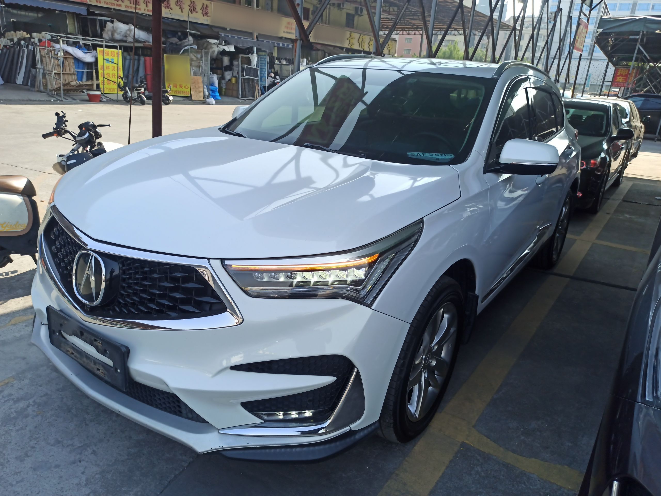 تحت مقدمة السيارة