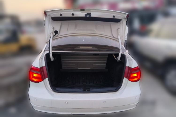 Used Volkswagen Jetta 2015 1.6L Automatic Fashion Model Trunk