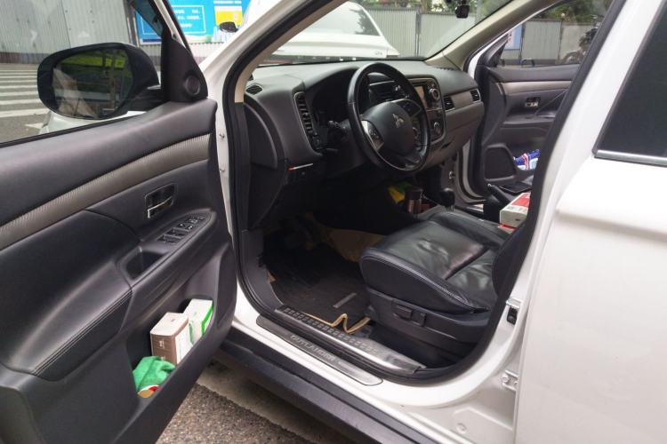 Used Mitsubishi Outlander 2014 2.4L 4x4 Deluxe Value Edition 5 Seats Driver Seat