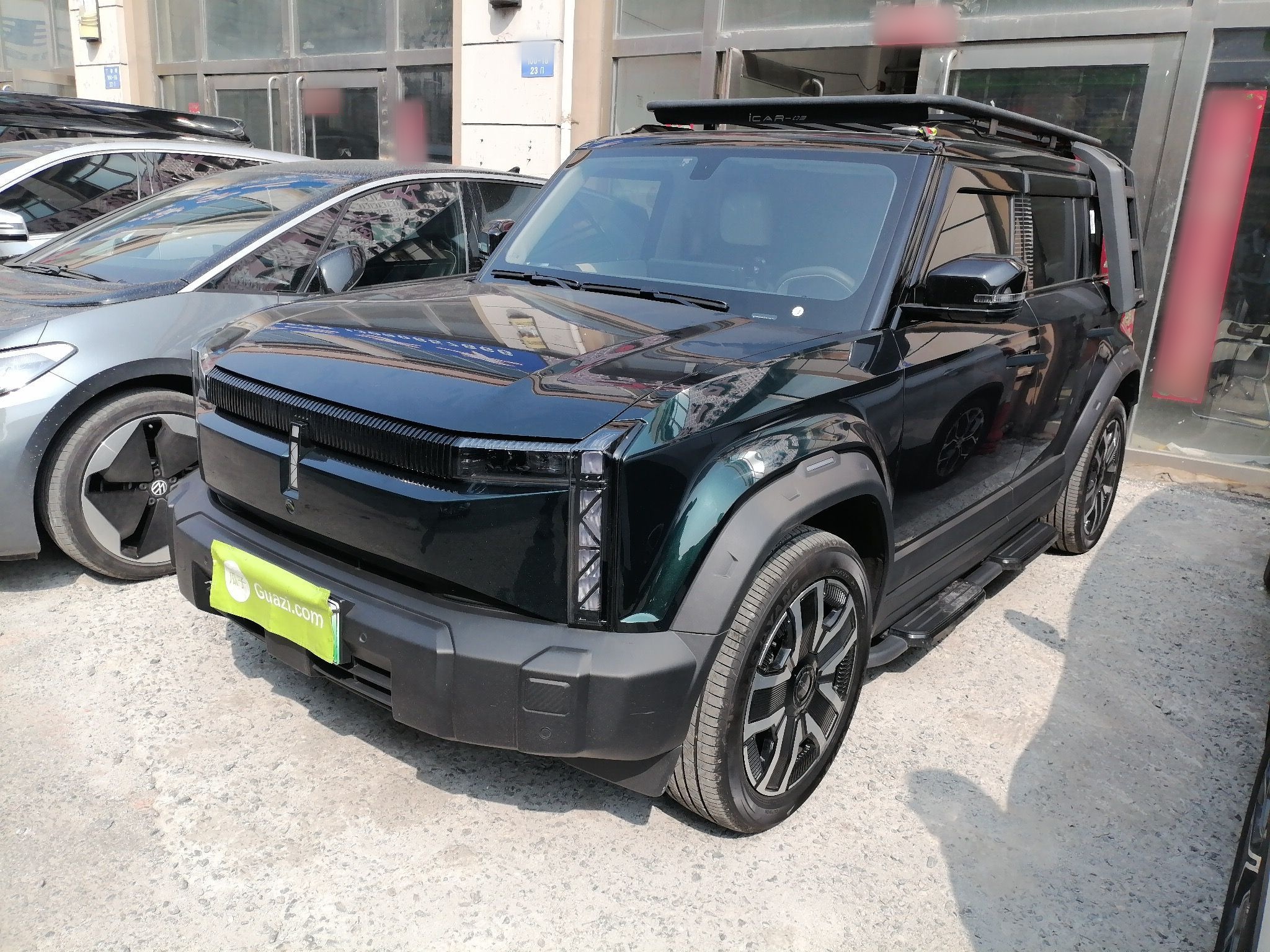 تحت مقدمة السيارة