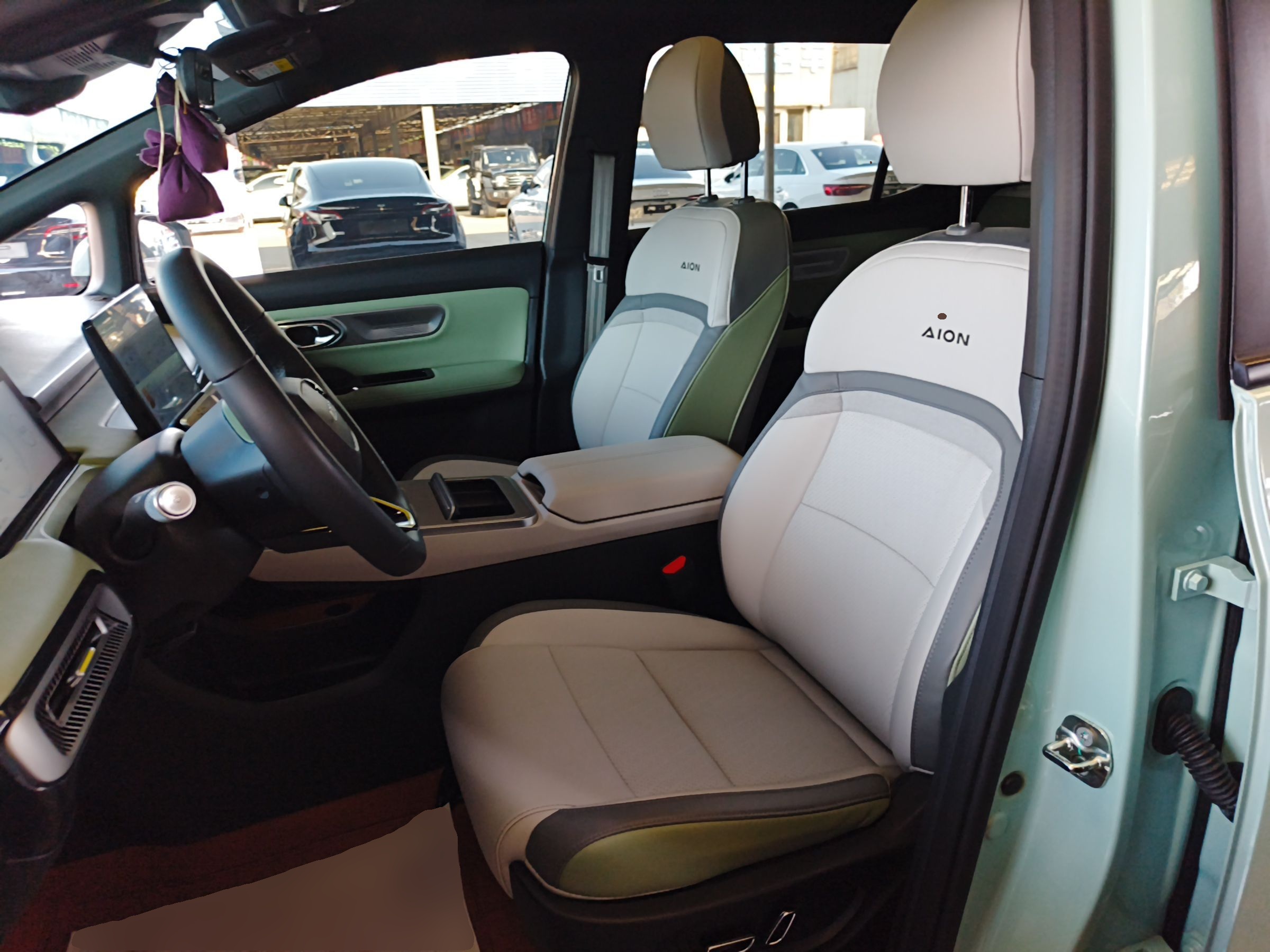 المقاعد الأمامية داخل السيارة