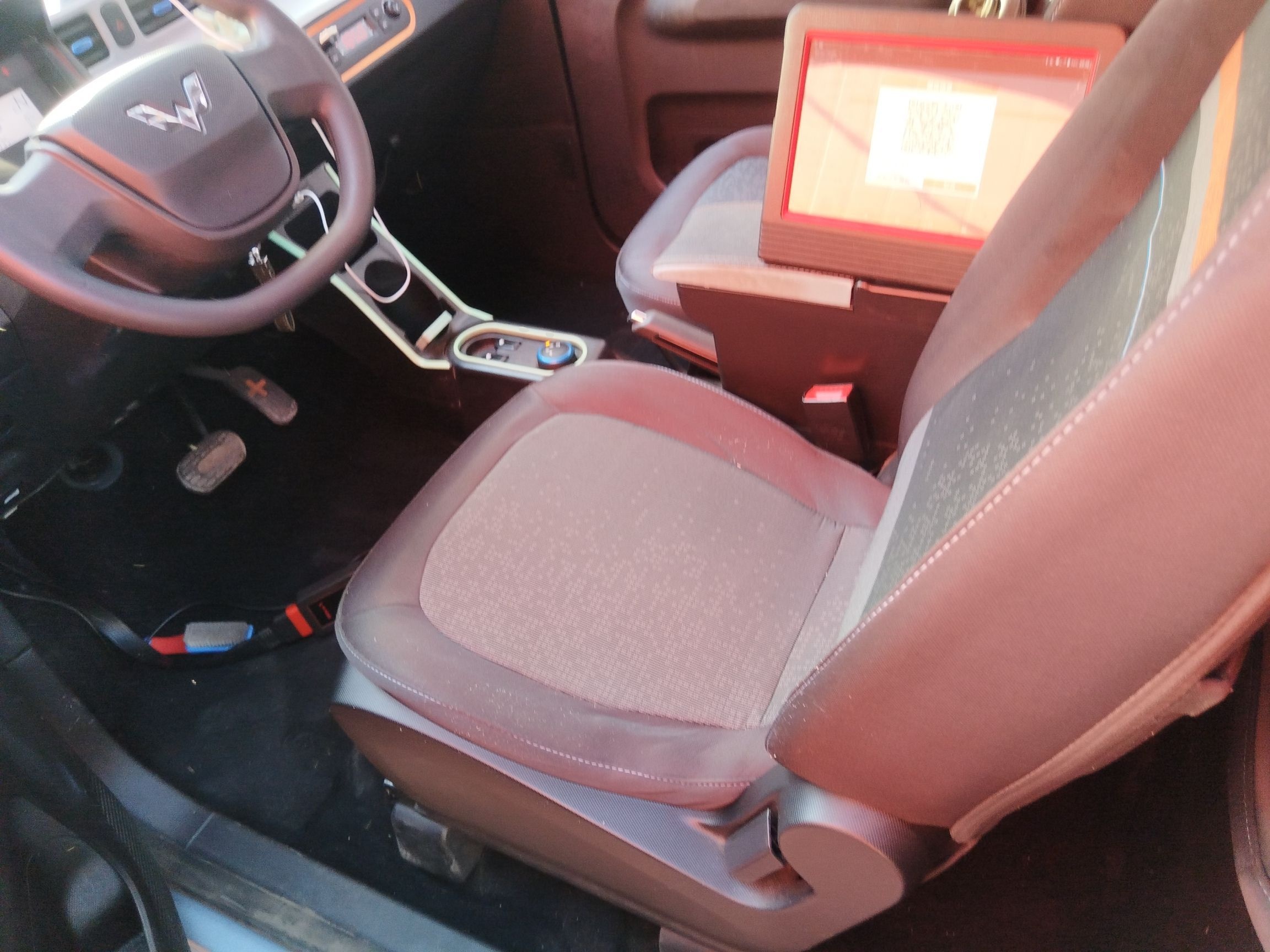 المقاعد الأمامية داخل السيارة