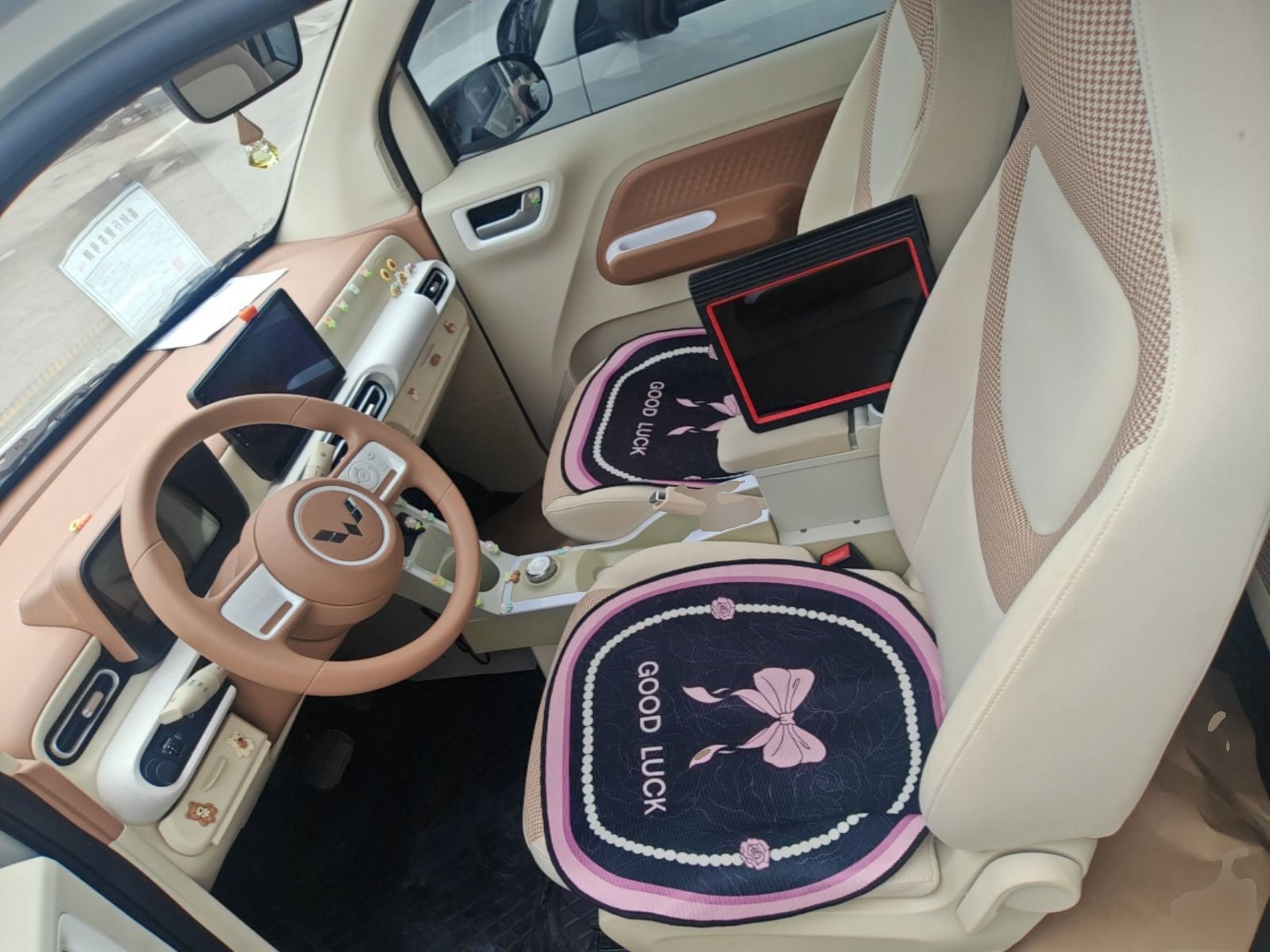 المقاعد الأمامية داخل السيارة