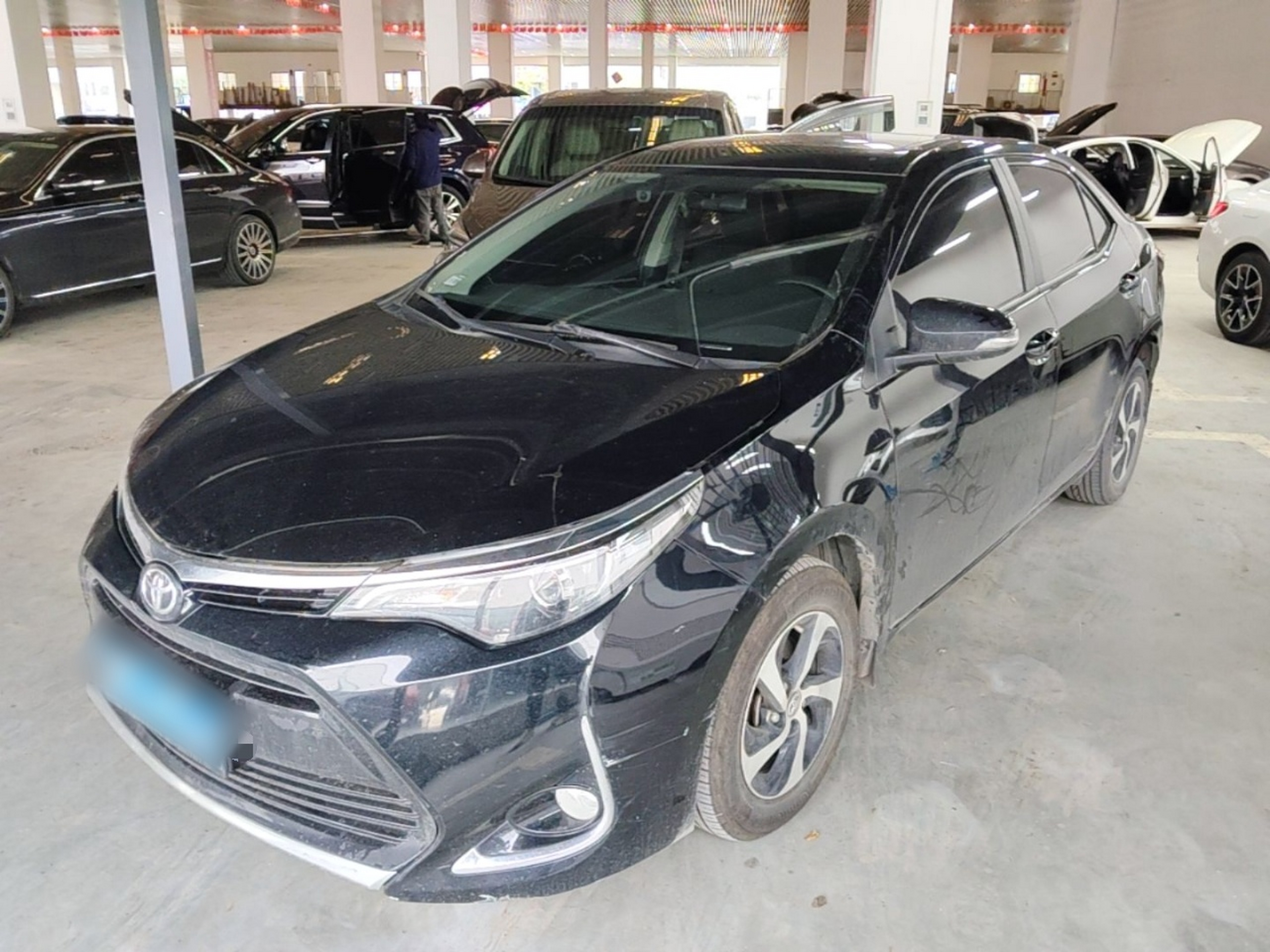 Под передней частью автомобиля