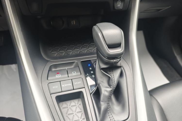 Used Toyota RAV4 2023 2.0L CVT Two-Wheel Drive Urban Edition Interior 6