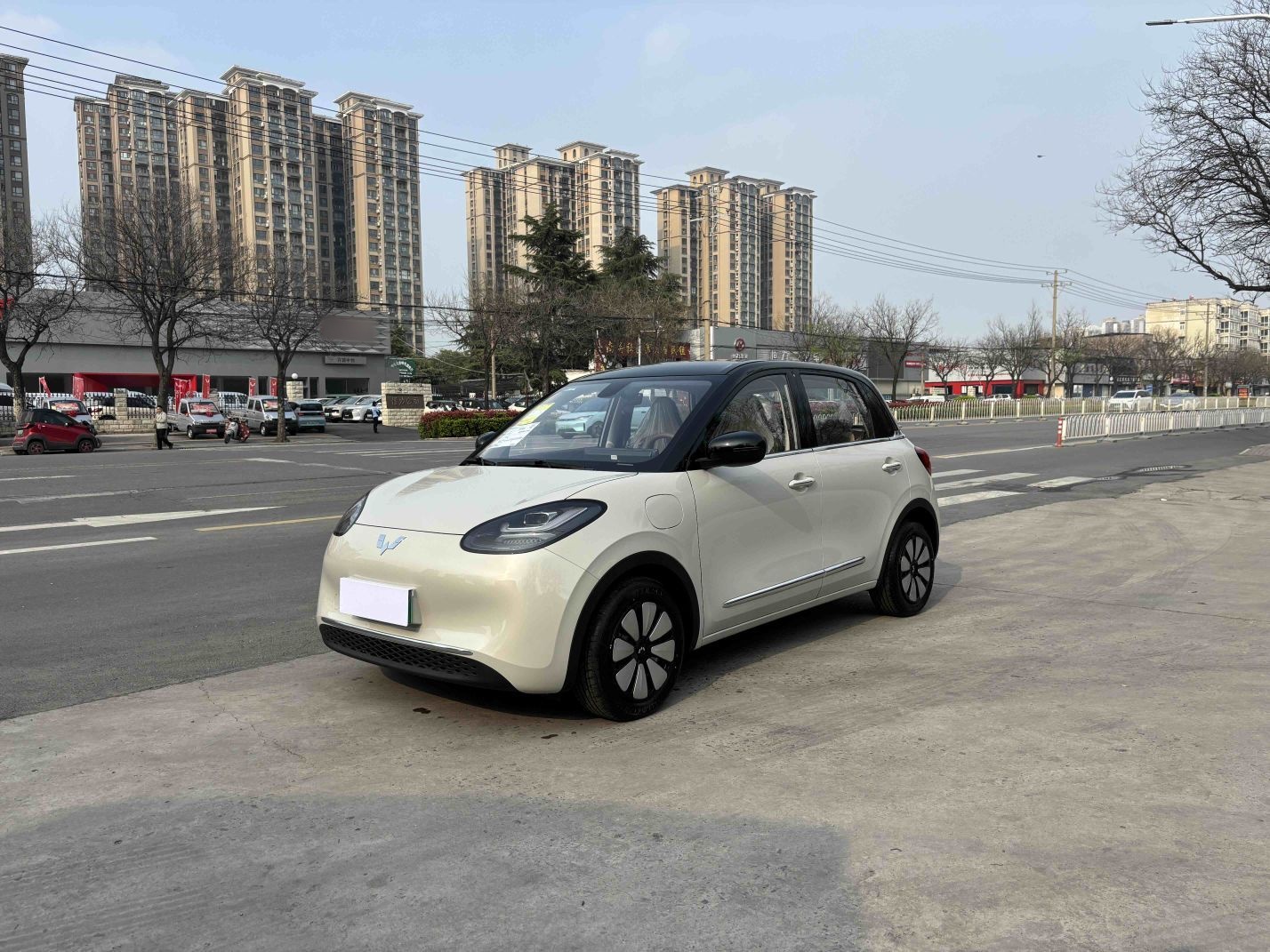 Под передней частью автомобиля