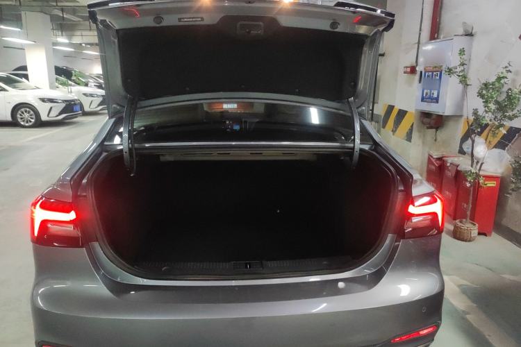 Used Roewe i6 MAX 2020 300TGI Automatic "Swell Cool Smart Drive" Edition Trunk