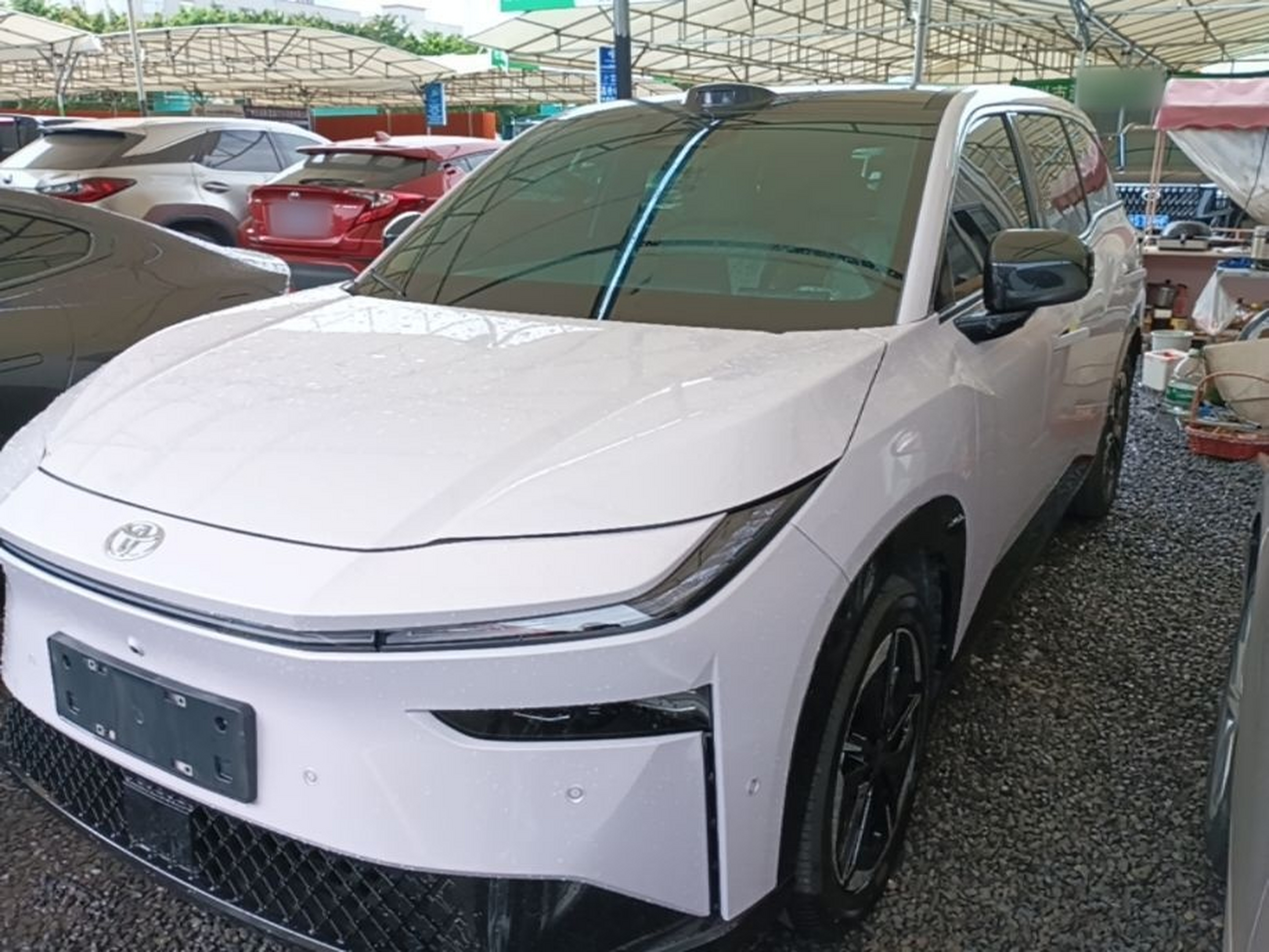 Под передней частью автомобиля