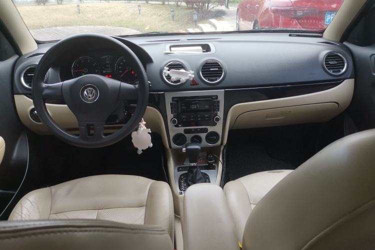 Used Volkswagen Lavida 2011 1.6L Automatic Premium Edition Center Console