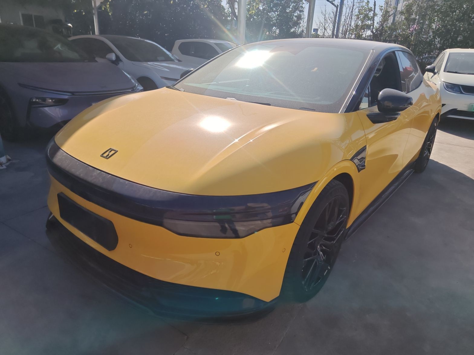 تحت مقدمة السيارة