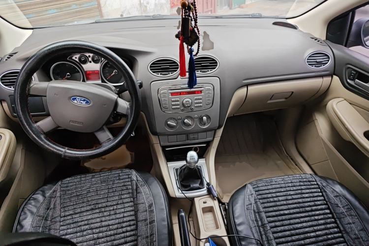 Used Ford Focus 2013 Sedan Classic 1.8L Manual Base Model Center Console