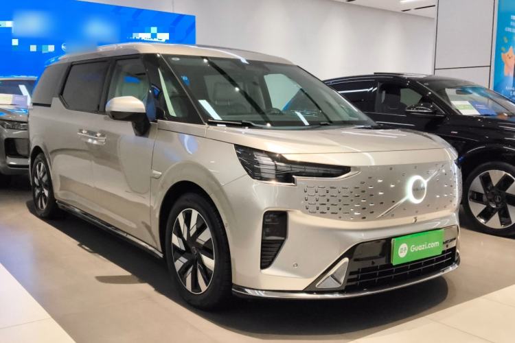 Used Volvo EM90 2025 Ultra Six-Seater
