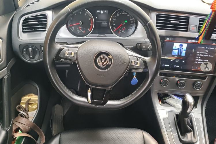 Used Volkswagen Golf 2016 1.6L Automatic Fashion Model Steering Wheel
