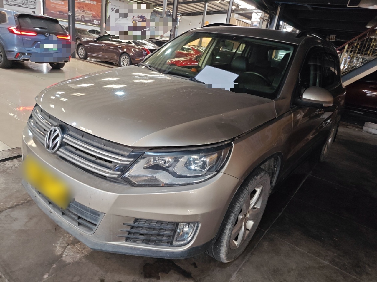 تحت مقدمة السيارة