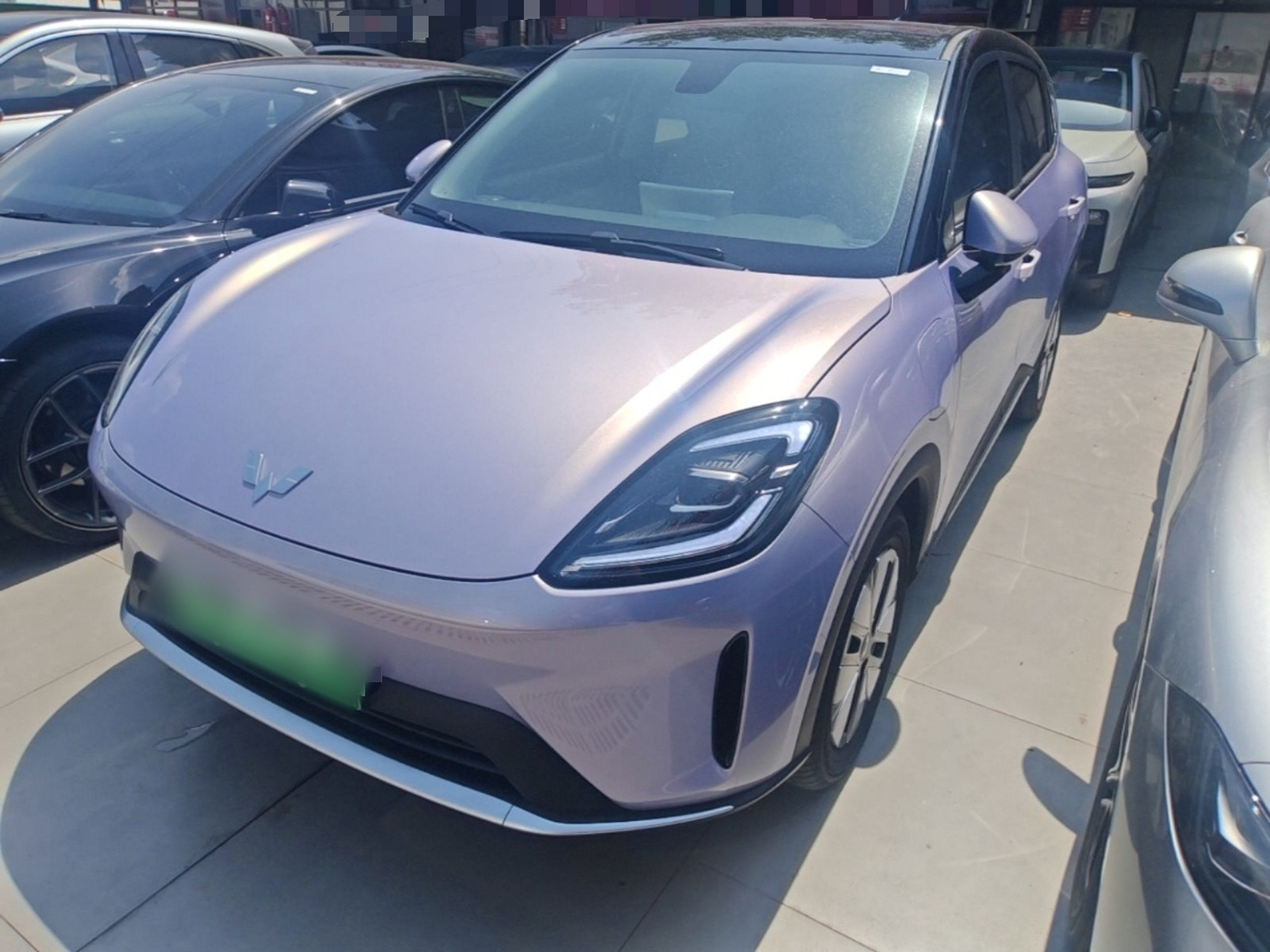 Под передней частью автомобиля