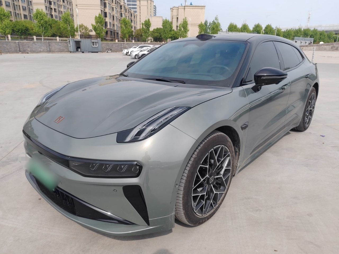 Под передней частью автомобиля