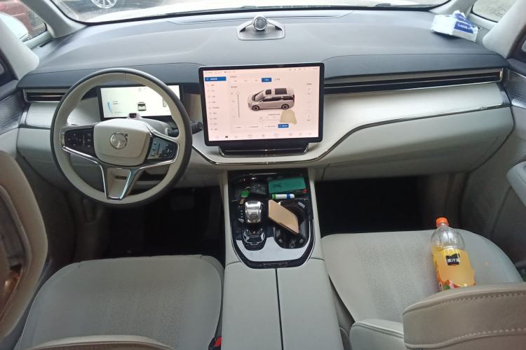 Used Volvo EM90 2025 Ultra Six-Seater Center Console