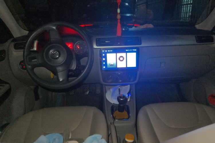 Used Volkswagen Bora 2012 1.6L Manual Fashion Edition Center Console