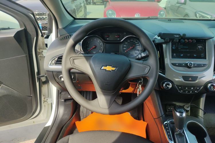 Used Chevrolet Cruze 2017 1.5L Automatic Pioneer Sunroof Edition Steering Wheel